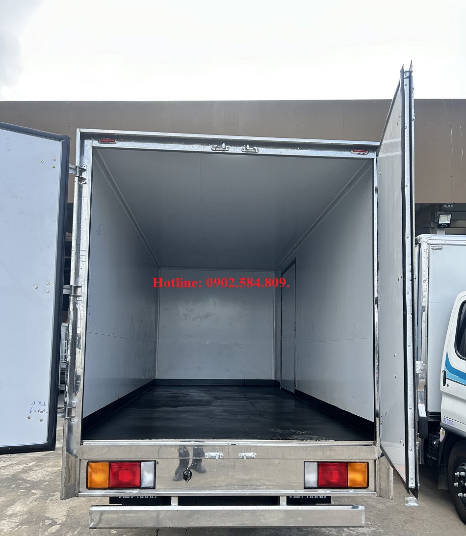 Bên trong thùng kín xe hyundai